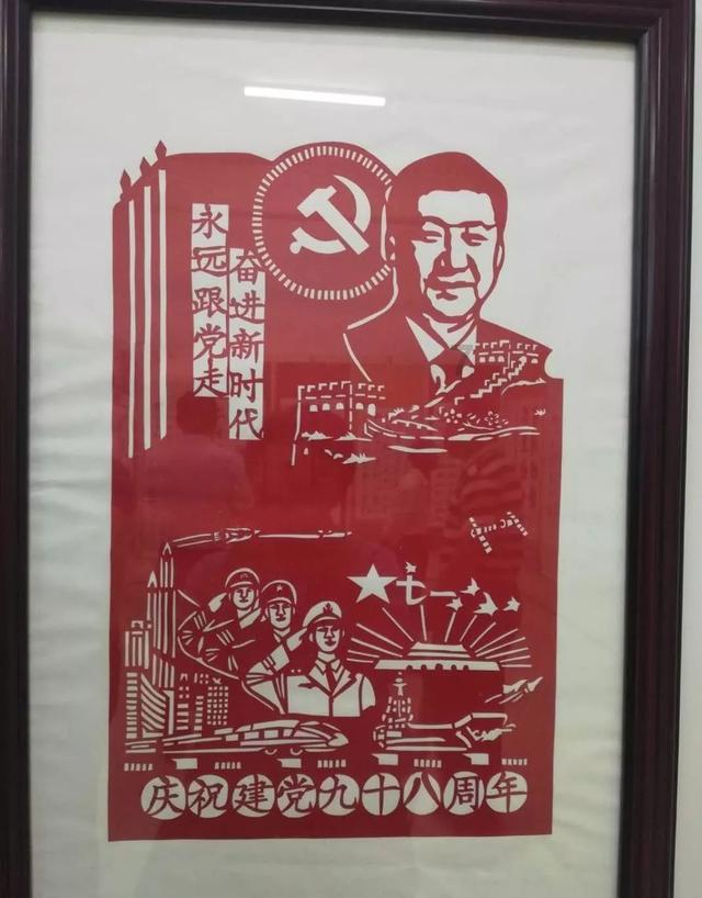 卢昱晓释出片场照,穿着军大衣,扎两个麻花辫,碎金阳光洒在脸上